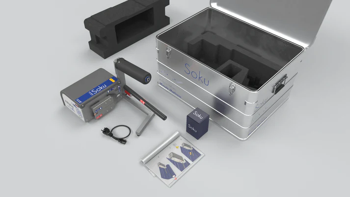 Aufblasmaschine für die SOKU Luftmatratzen mit Transportbox, aus Aluminium, für die Aufblasmaschine und Kartons mit Luftmatratzen.